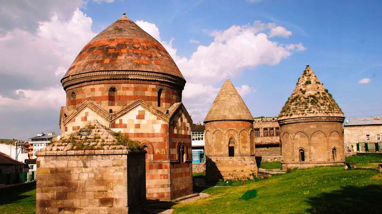 Üç Kümbetler