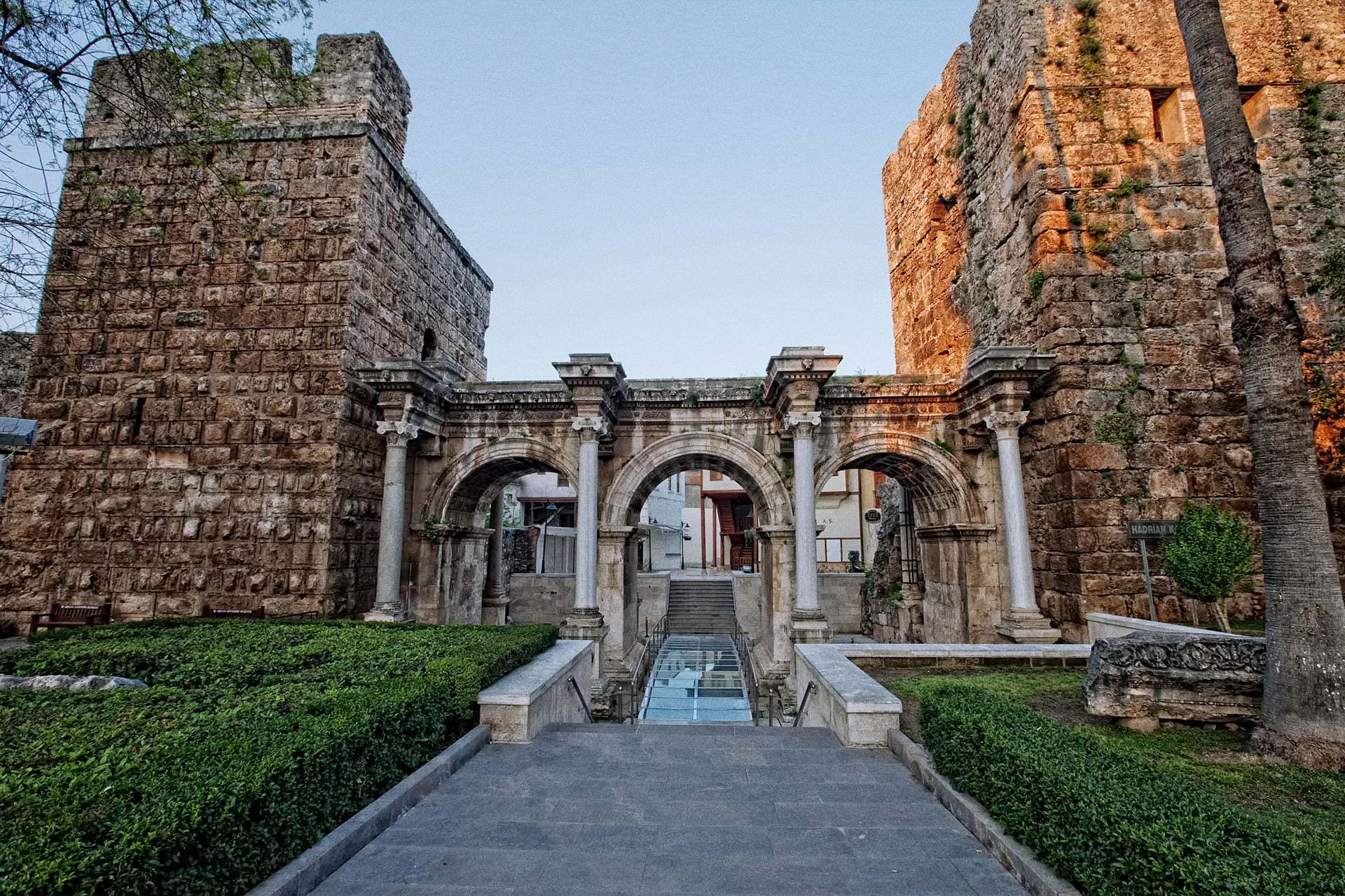 Hadrian Kapısı (Üçkapılar)
